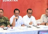 Mendagri, Tito Karnavian (megang mikrofon) memberikan keterangan pers terkait Penanggulangan Bencana Sumatra, di Jakarta.