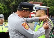 Wali Kota Bekasi, Tri Adhianto menyematkan tanda personil Operasi Lilin 2025