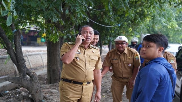 Wali Kota Bekasi, Tri Adhianto, saat meninjau langsung Turap Longsor Di Rawalumbu.