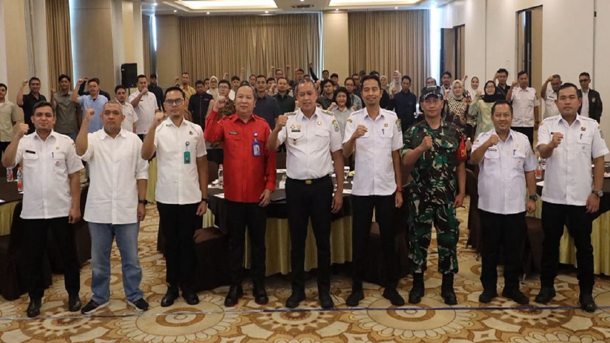 Wali Kota Bekasi, Tri Adhianto (tengah) bersama Dirut PT. Mitra Patriot (Perseroda), David Hendradjid Rahardja (kemeja merah) saat usai acara laksanakan sesi foto bersama.