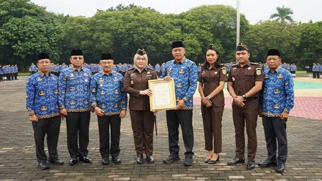 Kajari Kota Bekasi, Dr. Sulvia Triana Hapsari, S.H., M.Hum saat menerima penghargaan langsung dari Pemerintah Kota Bekasi.