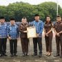 Kajari Kota Bekasi, Dr. Sulvia Triana Hapsari, S.H., M.Hum saat menerima penghargaan langsung dari Pemerintah Kota Bekasi.