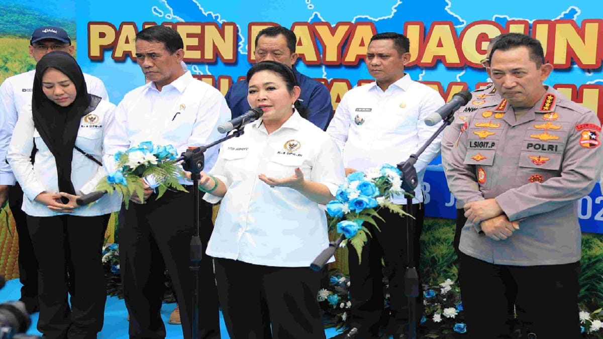 Ketua Komisi IV DPR RI Titiek Soeharto bersama Kapolri Jenderal Listyo Sigit Prabowo, Menteri Pertanian Andi Amran Sulaiman dan Plt Bupati Bekasi Asep Surya Atmaja diacara Panen Raya Jagung