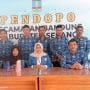Lulu Salsabila (tengah) bersama perangkat Kecamatan Bandung, Kabupaten Serang.