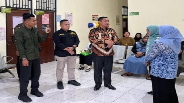 Plt Bupati Bekasi, Asep Surya Atmaja sidak Pelayanan Publik Kantor Kecamatan Cikarang Timur dan Puskesmas Lemah Abang