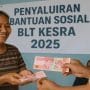 Keluarga Penerima Manfaat (KPM) mencairkan dana Bantuan Langsung Tunai Kesejahteraan Rakyat (BLT Kesra)
