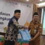 Kepala Seksi Kurikulum dan Penilaian SMP Dinas Pendidikan Kabupaten Bekasi, Nurkholis (kanan) bersama Ketua BMPS Kabupaten Bekasi, KH Ahmad Syauqi (kiri).