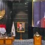 Sekda DKI Jakarta membacakan pidato Gubernur DKI Jakarta, Pramono Anung dalam rapat paripurna DPRD DKI