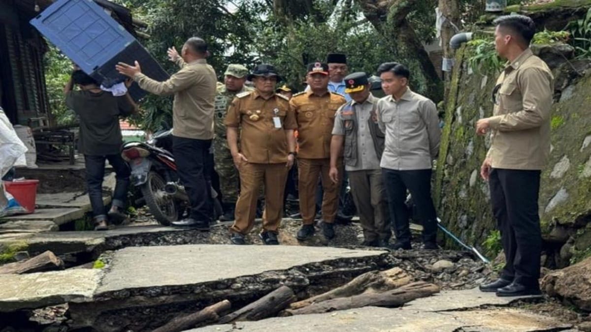 Wapres Gibran dan rombongan saat mengecek kondisi rumah warga rusak akibat bencana tanah bergerak di Tegal