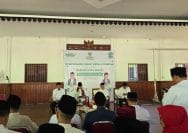 Kegiatan penyerahan zakat fitrah Wali Kota dan Wakil Wali Kota Bekasi di Pendopo Pemkot Bekasi.