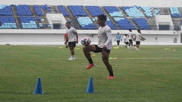Skuad Persela Lamongan kembali berlatih di Stadion Surajaya Lamongan, setelah libur Lebaran