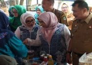 Wakil Wali Kota Bekasi, Abdul Harris Bobihoe bersama istri Wuri Handayani dan Ketua TP PKK Kota Bekasi, Wiwiek Hargono Tri Adhianto borong jajanan takjil UMKM