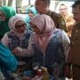 Wakil Wali Kota Bekasi, Abdul Harris Bobihoe bersama istri Wuri Handayani dan Ketua TP PKK Kota Bekasi, Wiwiek Hargono Tri Adhianto borong jajanan takjil UMKM
