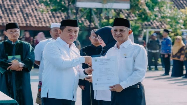 Bupati Karawang, H. Aep Syaepuloh dalam kegiatan melantik dan mengukuhkan Kepala Sekolah jenjang SD dan SMP serta sejumlah pejabat fungsional di lingkungan Pemkab Karawang