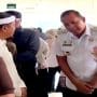 Gubernur Jawa Barat, Dedi Mulyadi mengunjungi korban tabrakan kereta di RSUD CAM dengan didampingi Wali Kota Bekasi, Tri Adhianto.