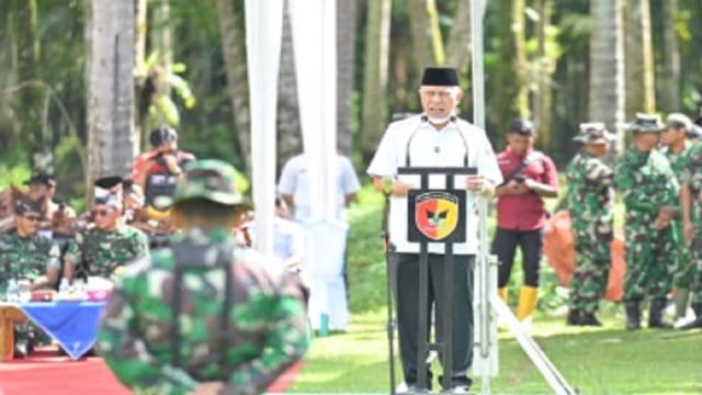 Gubernur Sumbar, Mahyeldi Ansharullah saat membuka kegiatan TNI Manunggal Membangun Desa ke-128 di Nagari Batu Gadang, Padang Pariaman