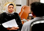 Kepala Dinas Ketenagakerjaan Sumut, Yuliani Siregar, saat memberikan keterangan