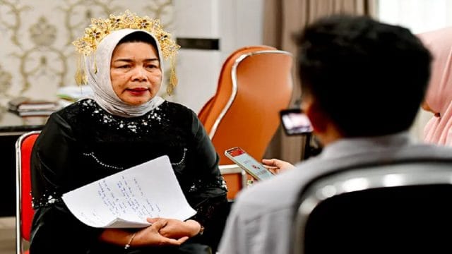 Kepala Dinas Ketenagakerjaan Sumut, Yuliani Siregar, saat memberikan keterangan