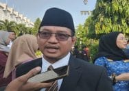 Ketua DPRD Kota Bekasi, Sardi Effendi memyampaikan keterangan usai mengikuti apel peringatan Hari Otda ke XXX di Plaza Pemkot Bekasi, Senin (27/4/2026).