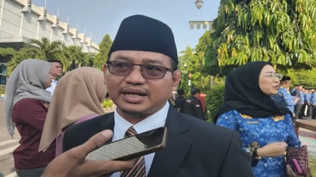 Ketua DPRD Kota Bekasi, Sardi Effendi memyampaikan keterangan usai mengikuti apel peringatan Hari Otda ke XXX di Plaza Pemkot Bekasi, Senin (27/4/2026).