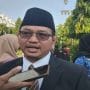 Ketua DPRD Kota Bekasi, Sardi Effendi memyampaikan keterangan usai mengikuti apel peringatan Hari Otda ke XXX di Plaza Pemkot Bekasi, Senin (27/4/2026).