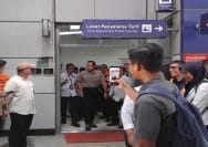 Menko AHY saat meninjau lokasi tabrakan kereta api Argo Bromo Anggrek dan KRL, di Stasiun Bekasi Timur, Selasa (28/4/2026).