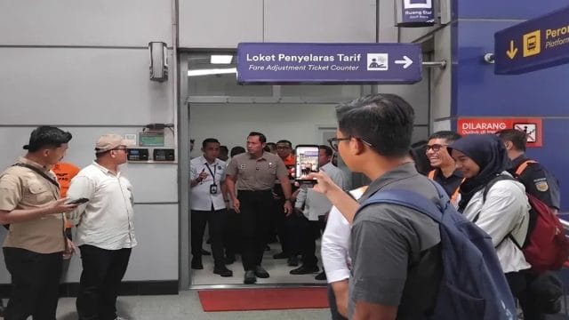 Menko AHY saat meninjau lokasi tabrakan kereta api Argo Bromo Anggrek dan KRL, di Stasiun Bekasi Timur, Selasa (28/4/2026).