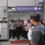 Menko AHY saat meninjau lokasi tabrakan kereta api Argo Bromo Anggrek dan KRL, di Stasiun Bekasi Timur, Selasa (28/4/2026).
