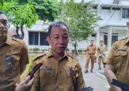 Kepala Bapenda Kota Bekasi, Mohammad Sholikhin (tengah) menyampaikan keterangan didampingi Sekretaris Bapenda, Edi Supriyadi (kiri) dan Kabid Wasdal Bapenda, Agustinus Prakoso (kanan).