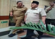 Presiden Prabowo Subianto didampingi Wali Kota Bekasi, Tri Adhianto meninjau korban tabrakan Kereta Api di RSUD dr Chasbullah Abdulmajid, Selasa (28/4/2026).