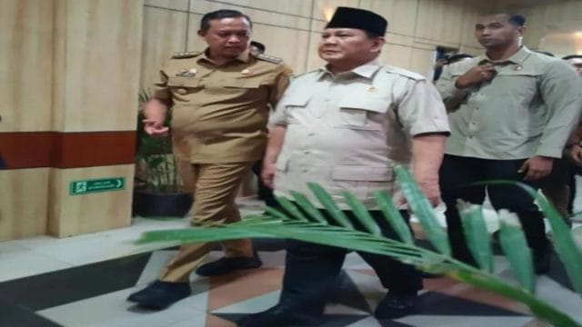 Presiden Prabowo Subianto didampingi Wali Kota Bekasi, Tri Adhianto meninjau korban tabrakan Kereta Api di RSUD dr Chasbullah Abdulmajid, Selasa (28/4/2026).