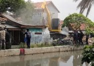 Suasana Pembongkaran Bangunan liar di Bantaran Sungai Rawa Baru, Bekasi Jaya, Kecamatan Bekasi Timur, Rabu (21/4/2026).