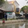 Suasana Pembongkaran Bangunan liar di Bantaran Sungai Rawa Baru, Bekasi Jaya, Kecamatan Bekasi Timur, Rabu (21/4/2026).
