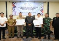 Wali Kota Bekasi, Tri Adhianto; Dirut PT Mitra Patriot, David Hendradjid Rahardja dan Dirut ICN, Edi Yusuf Wirawan di acara penandatanganan kerjasama investasi infrastruktur pasif telekomunikasi