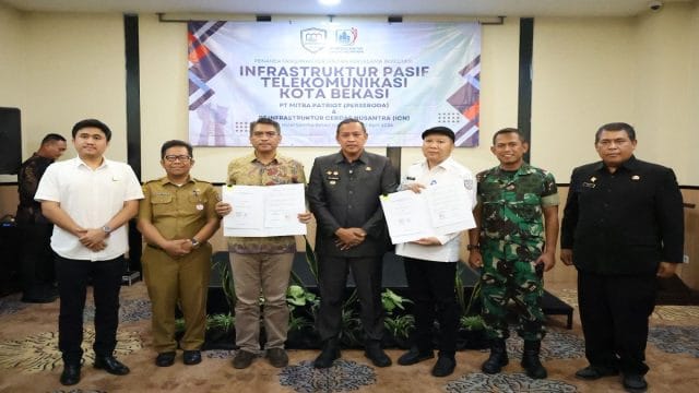 Wali Kota Bekasi, Tri Adhianto; Dirut PT Mitra Patriot, David Hendradjid Rahardja dan Dirut ICN, Edi Yusuf Wirawan di acara penandatanganan kerjasama investasi infrastruktur pasif telekomunikasi