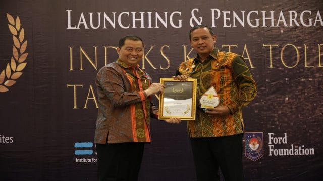 Wali Kota Bekasi, Tri Adhianto saat menerima Penghargaan Indeks Kota Toleran (IKT) peringkat ke-5 Tahun 2025 di Mangkuluhur ARTOTEL Hotel, Jakarta Selatan