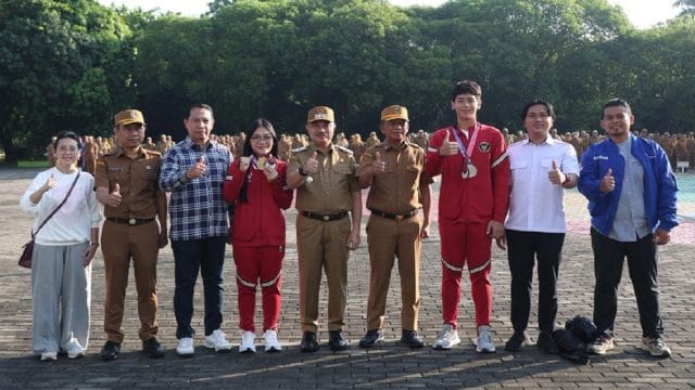 Abdul Harris Bobihoe bersama atlet Savate Indonesia dari Kota Bekasi