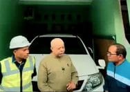 Direktur PT Sinergi Patriot Kota Bekasi, Aldo Sirait (kiri) saat peninjauan lapangan.
