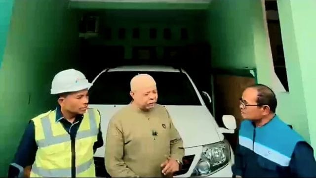 Direktur PT Sinergi Patriot Kota Bekasi, Aldo Sirait (kiri) saat peninjauan lapangan.