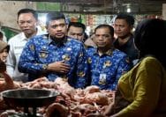 Gubernur Sumut, Bobby Nasution bersama Kepala Disperindag dan ESDM Provinsi Sumut, Dedi Jaminsyah Putra Harahap tinjau pasar tradisional di Kota Medan.