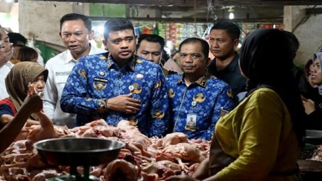 Gubernur Sumut, Bobby Nasution bersama Kepala Disperindag dan ESDM Provinsi Sumut, Dedi Jaminsyah Putra Harahap tinjau pasar tradisional di Kota Medan.
