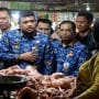 Gubernur Sumut, Bobby Nasution bersama Kepala Disperindag dan ESDM Provinsi Sumut, Dedi Jaminsyah Putra Harahap tinjau pasar tradisional di Kota Medan.