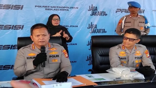 Kapolres Metro Bekasi Kota, Kombes Pol Kusumo Wahyu Bintoro, S.H., S.I.K. (kiri) saat menyampaikan keterangan.