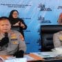 Kapolres Metro Bekasi Kota, Kombes Pol Kusumo Wahyu Bintoro, S.H., S.I.K. (kiri) saat menyampaikan keterangan.