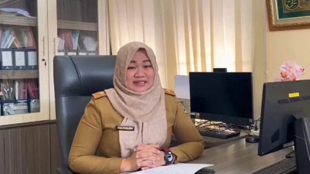 Kepala KCD Pendidikan Wilayah III, Hj Rina Parlina SIP MM