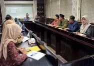 Ketua Bapemperda DPRD Kota Bekasi, Dariyanto saat memimpin rapat bersama para OPD Pemkot Bekasi, diruang aspirasi.
