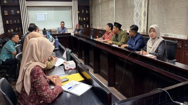Ketua Bapemperda DPRD Kota Bekasi, Dariyanto saat memimpin rapat bersama para OPD Pemkot Bekasi, diruang aspirasi.