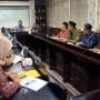 Ketua Bapemperda DPRD Kota Bekasi, Dariyanto saat memimpin rapat bersama para OPD Pemkot Bekasi, diruang aspirasi.