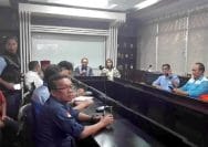 Ketua DPRD Kota Bekasi, Sardi Effendi dengan didampingi Ketua Komisi IV, Adelia Sidiq saat menerima audensi perwakilan buruh diruang aspirasi.