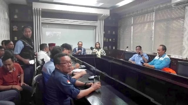 Ketua DPRD Kota Bekasi, Sardi Effendi dengan didampingi Ketua Komisi IV, Adelia Sidiq saat menerima audensi perwakilan buruh diruang aspirasi.